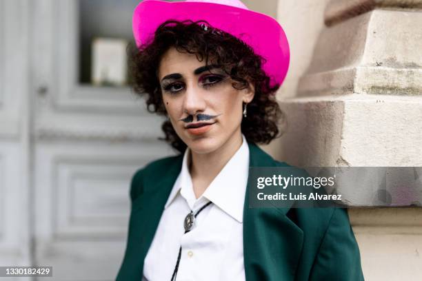 portrait of a non binary person in drag attire - non urban scene stockfoto's en -beelden