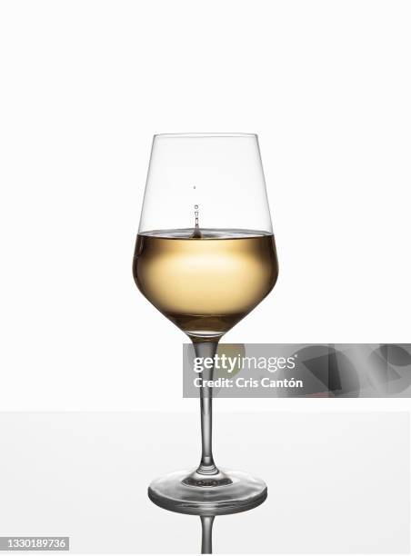 white wine splashing in glass - white wine glass bildbanksfoton och bilder