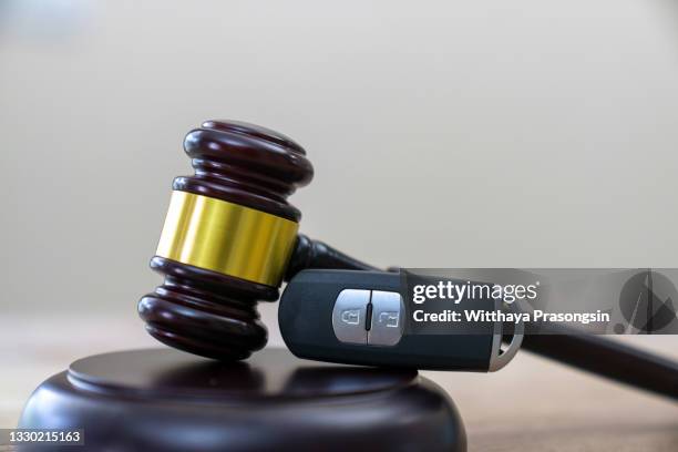 car accident lawsuit - alkohol am steuer stock-fotos und bilder