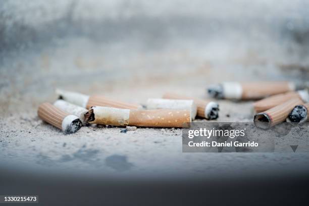 butts in ashtray, tobacco concepts - hirnverbrannt stock-fotos und bilder