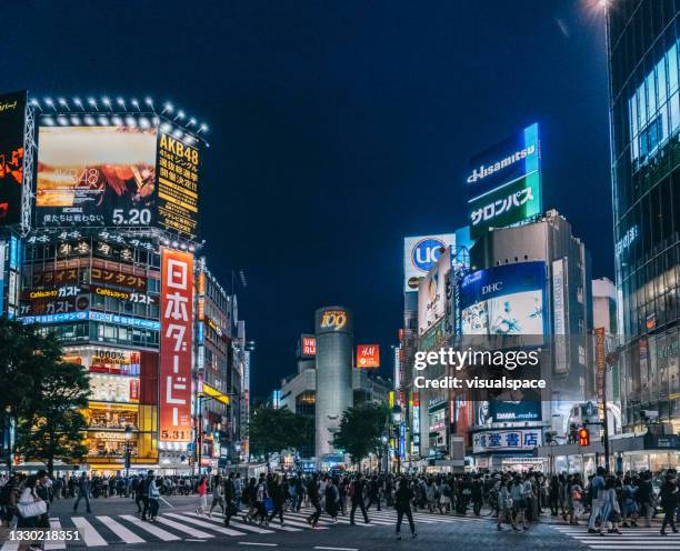 cruce de shibuya por la noche - distrito de shibuya fotografías e imágenes de stock
