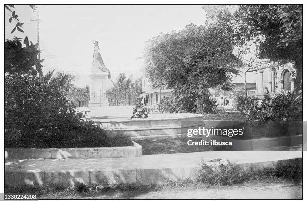 illustrations, cliparts, dessins animés et icônes de photographie antique en noir et blanc: statue de la reine isabelle, malate, philippines - isabella