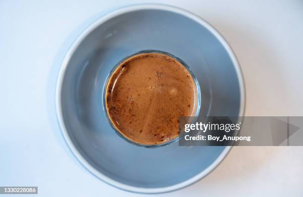 table top view of a cup of dirty latte on table. - color crema stockfoto's en -beelden