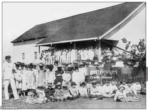 antike schwarz-weiß-fotografie: deutsche schule, insel kauai, hawaii - nordeuropäischer abstammung stock-grafiken, -clipart, -cartoons und -symbole