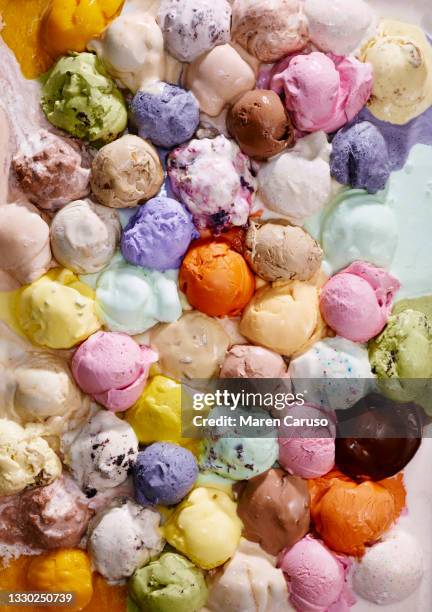 melting ice cream scoops - chocoladeijs stockfoto's en -beelden