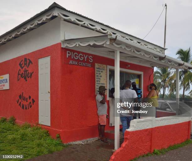 jamaican jerk shack - jamaicaanse etniciteit stockfoto's en -beelden