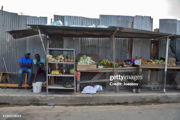 jamaican fresh food roadside stand - jamaicaanse etniciteit stockfoto's en -beelden