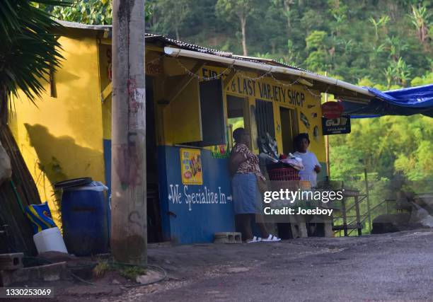 jamaican women socializing in morning - jamaicaanse etniciteit stockfoto's en -beelden