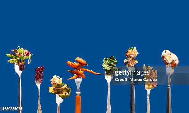 food on forks - garfo imagens e fotografias de stock