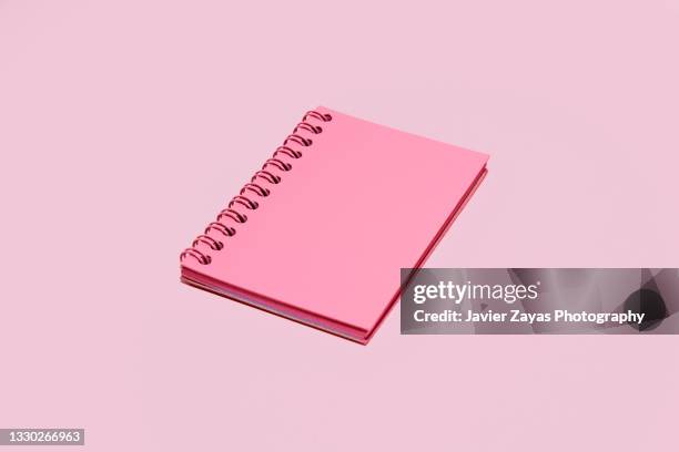 pink note pad on pink background - note pad 個照片及圖片檔