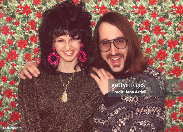 retro 1980s couple at holiday party, funny parents celebrating - 1970s fashion stockfoto's en -beelden