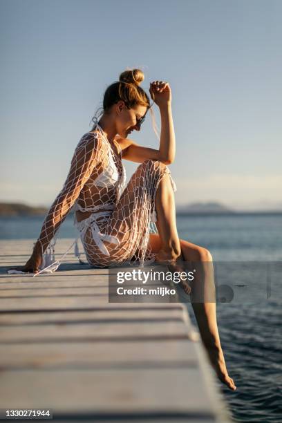 porträt einer erstaunlichen jungen frau, die allein am strand genießt - woman fashion model in dress stock-fotos und bilder