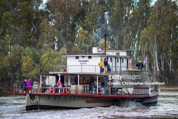 historic paddle steamer on the murray river near echuca, victoria - groenhout stock pictures, royalty-free photos & images