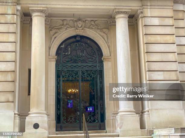 exterior of manhattan landmark building, nyc - outdoor wrought iron stair railing stock pictures, royalty-free photos & images