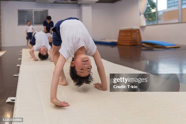 escuela de gimnasia para niños japoneses - gimnasia artística fotografías e imágenes de stock