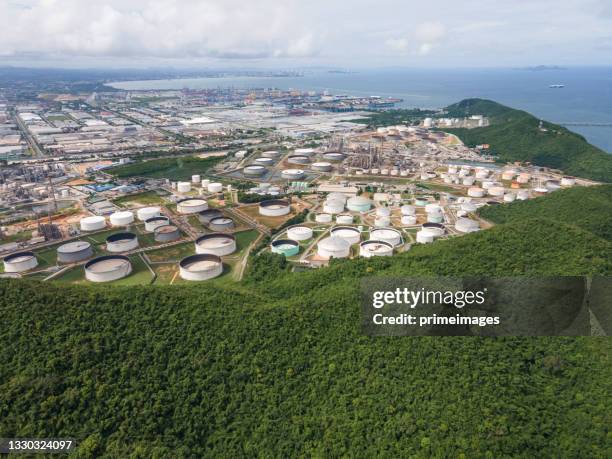 klassisches energiethema luftdrohne und chemische petrochemie und ölraffinerieanlage lagerung direkt oben in der industrietechnik bei sonnenuntergang, im bezirk rayong, thailand - gas plant sunset stock-fotos und bilder