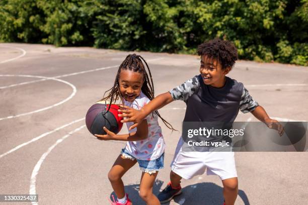屋外でバスケットボールをしている2人の黒人の子供たち - black boy ストックフォトと画像