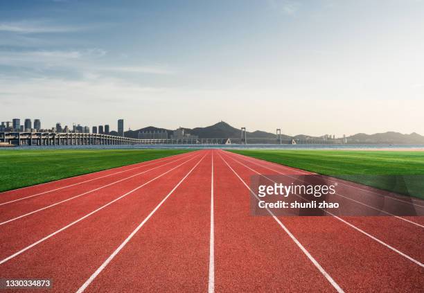 athletics track in an urban seaside park - track and field stadium 個照片及圖片檔