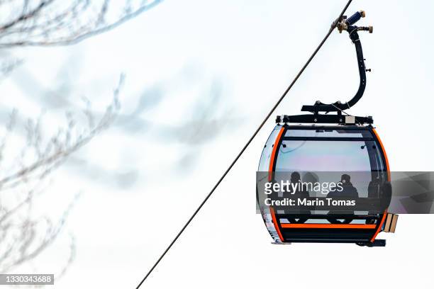 cable car railway gondola - teleférico veículo terrestre comercial - fotografias e filmes do acervo