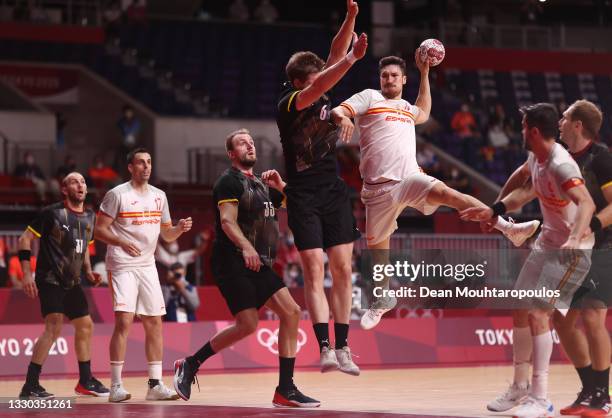 Alex Dujshebaev Dovichebaeva of Team Spain shoots and scores the game winning goal for Team Spain during the Men's Preliminary Round Group A match...