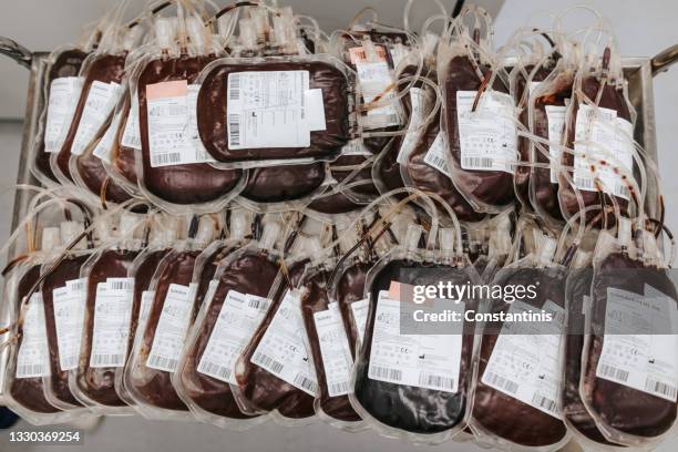 blutbeutel in einer schachtel gestapelt - blood group stock-fotos und bilder