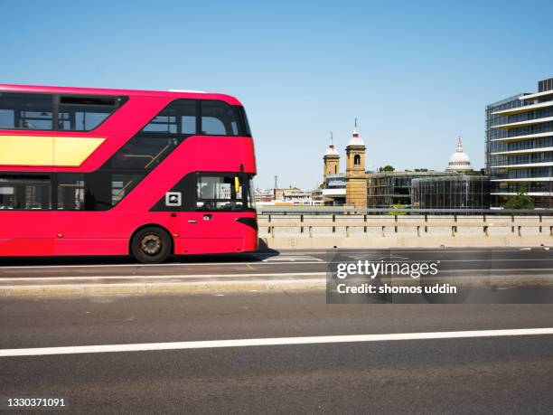 london city skyline on a bright sunny day - autobus a due piani foto e immagini stock