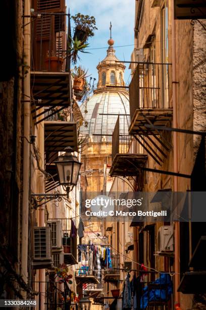 narrow alley and cathedral's dome, palermo, italy - palermo - fotografias e filmes do acervo