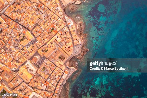 overhead coastal view of ortigia island, syracuse, italy - italy stock pictures, royalty-free photos & images