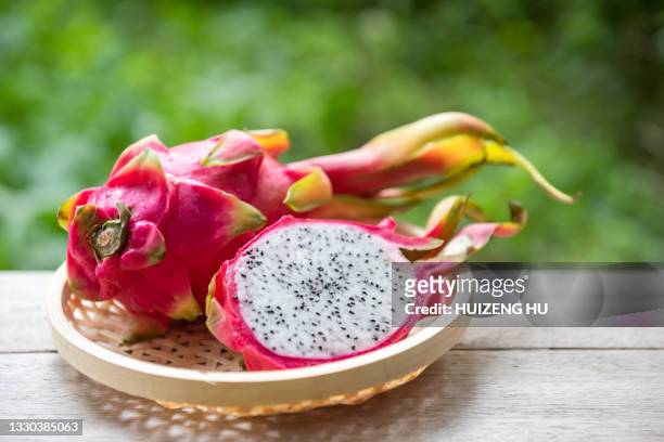 dragon fruit. tropical fruits healthy dragon fruits - röd pitahayafrukt bildbanksfoton och bilder