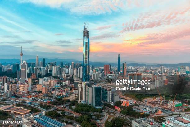 kuala lumpur downtown - menara kuala lumpur tower stockfoto's en -beelden