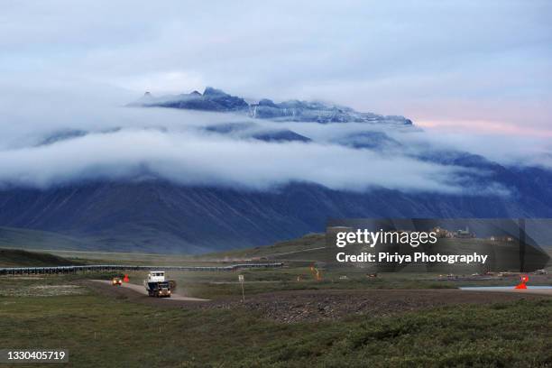 remote settlement along brooks range mountain and dalton highway in alaska - north slope alaska stock-fotos und bilder