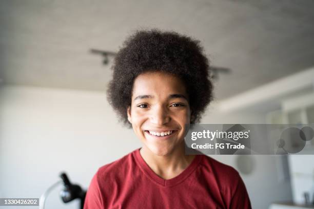 retrato de un adolescente en casa - chico adolescente fotografías e imágenes de stock