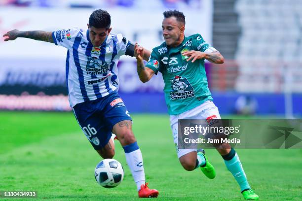 Victor Guzman of Pachuca fights for the ball with Luis Montes of Leon during the 1st round match between Pachuca v Leon as part of the Torneo Grita...