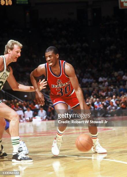 Baltimore Bullets Bernard King drives on Boston Celtics forward Larry Bird, during a game in Hartford CT 1988.