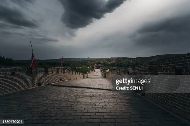 ancient great wall ruins of ming dynasty in shanxi, china - ming fotografías e imágenes de stock