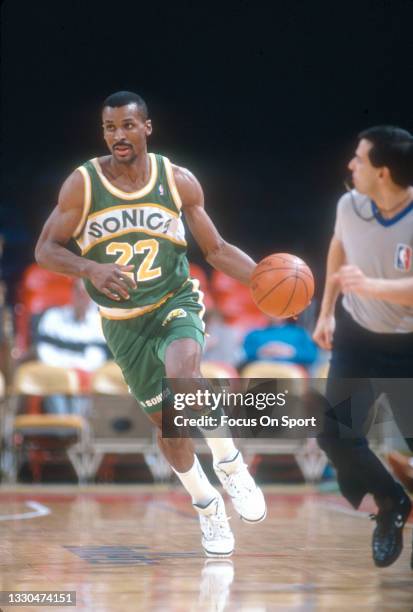 Eddie Johnson of the Seattle Supersonics dribbles the ball against the Washington Bullets during an NBA basketball game circa 1992 at the Capital...