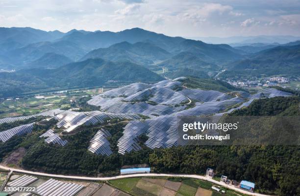 solar power station on moutian - solar farm stockfoto's en -beelden