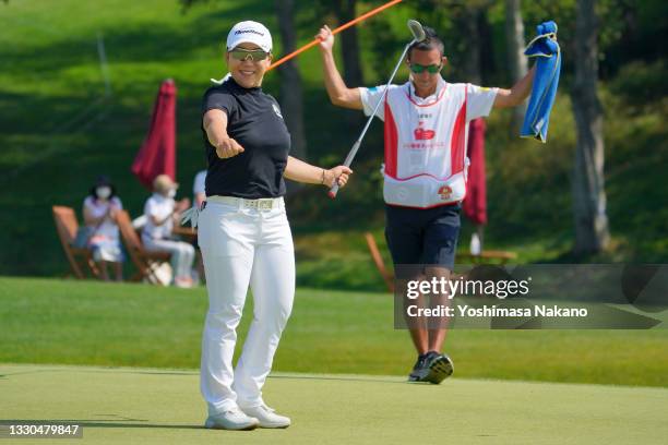 Jiyai Shin of South Korea celebrates holing the winning putt on the 18th green during the final round of Daito Kentaku eHeyanet Ladies at Takino...