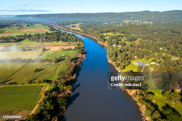 nepean river, nsw, australia - blue mountains australië stockfoto's en -beelden