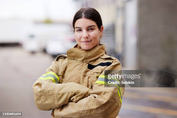 female firefighter, portrait - feuerwehr stock-fotos und bilder