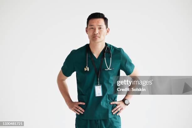 male healthcare worker, portrait - medizinerkleidung stock-fotos und bilder