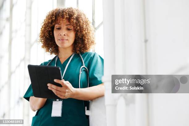 female healthcare professional - doctor on computer stockfoto's en -beelden