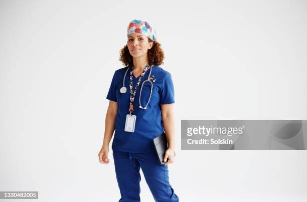 portrait of female pediatrician - chirurgenkappe stock-fotos und bilder