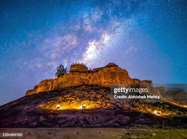 jaisalmer fort at night - jaisalmer fotografías e imágenes de stock