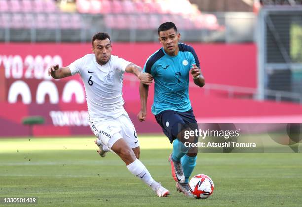 Jose Reyes of Team Honduras is closed down by Clayton Lewis of Team New Zealand during the Men's First Round Group B match between New Zealand and...