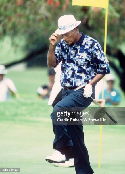 Juan "Chi Chi" Rodriguez does his patented dance after sinking putt at the US Senior Open, FL 1996.