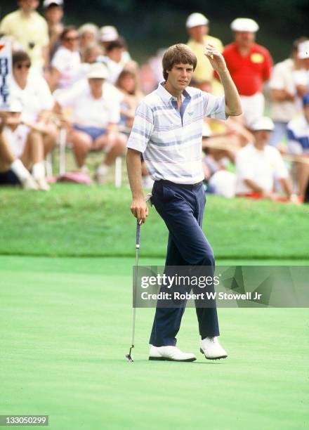 Paul Azinger gestures to the crowd durign the Canon Greater Hartford Open, Cromwell Ct 1992.