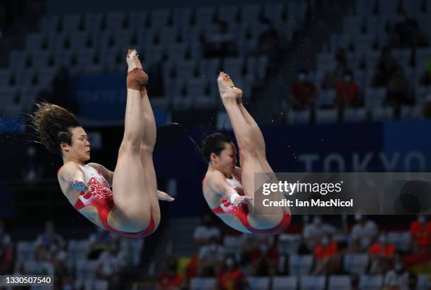 Shi Tingmao and Han Wang of China compete in the Women's Synchronised 3m Springboard final on day two of the Tokyo 2020 Olympic Games at Tokyo...