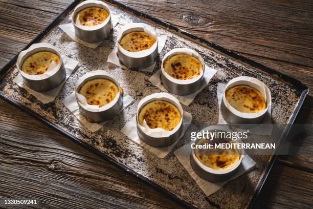 cheesecakes piccole porzioni individuali di fila sul vassoio del forno - piccoli elettrodomestici foto e immagini stock
