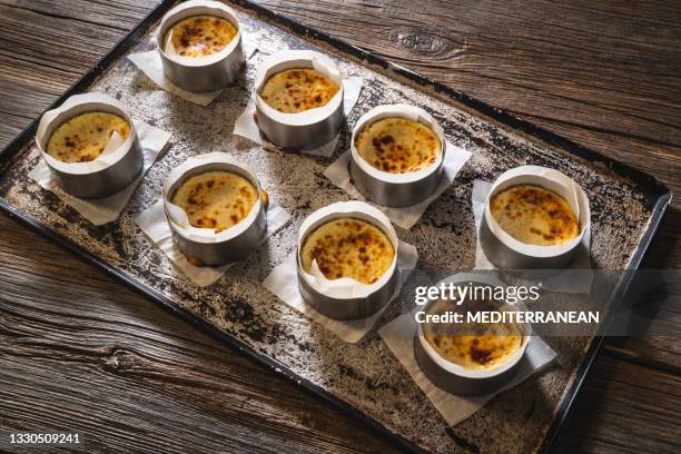 cheesecakes small individual serving size in a row on the oven tray - cheesecake imagens e fotografias de stock